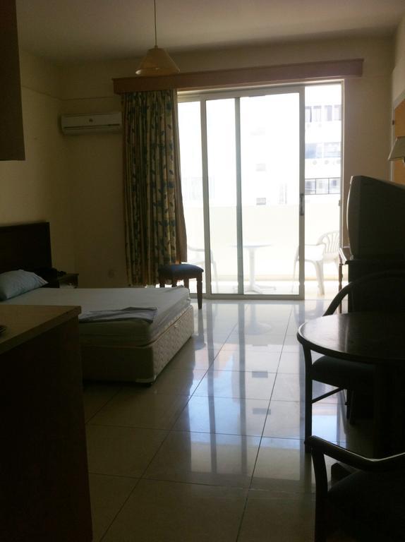 Tsokkos 7 Aparthotel Larnaca Room photo