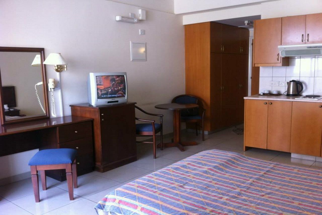 Tsokkos 7 Aparthotel Larnaca Exterior photo